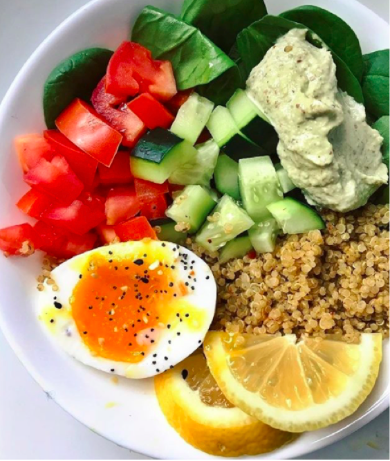 Quinoa, tomates, concombre, roquette, caviar d’aubergine et oeuf mollet 