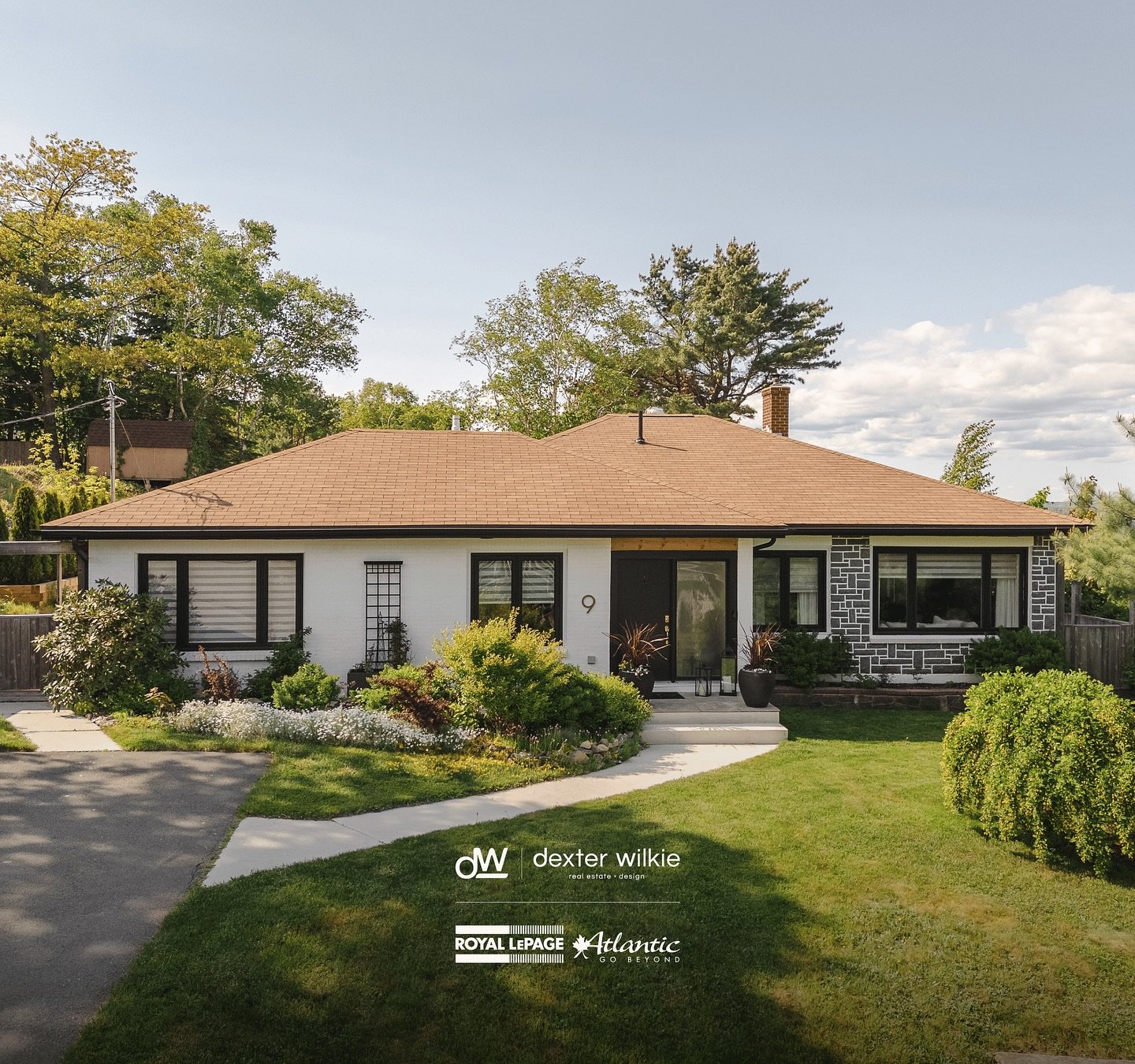 Welcome to my latest listing at 9 Lynwood Drive in #SherwoodPark 🏡

Transport from everyday life into a peaceful setting with commanding Bedford Basin view, luxe finishes, and bold designer vision

This reimagined 3-bed, 3-bath home stuns with bold 