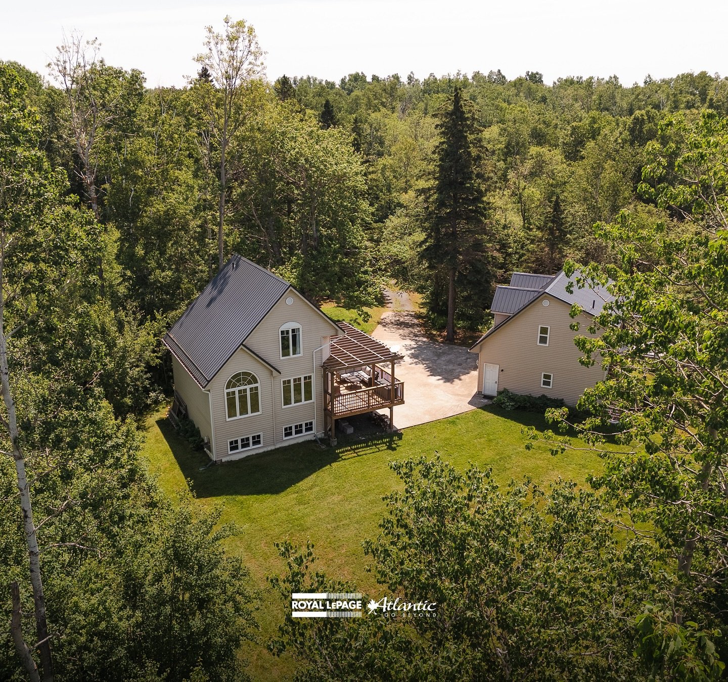 Coastal dreams, income potential, and front-row ocean views - 19 Tidal Drive delivers it all. Set on 2.5 private acres with over 300 feet of shoreline along the Minas Basin, this retreat-style property is both a lifestyle upgrade and a smart investme