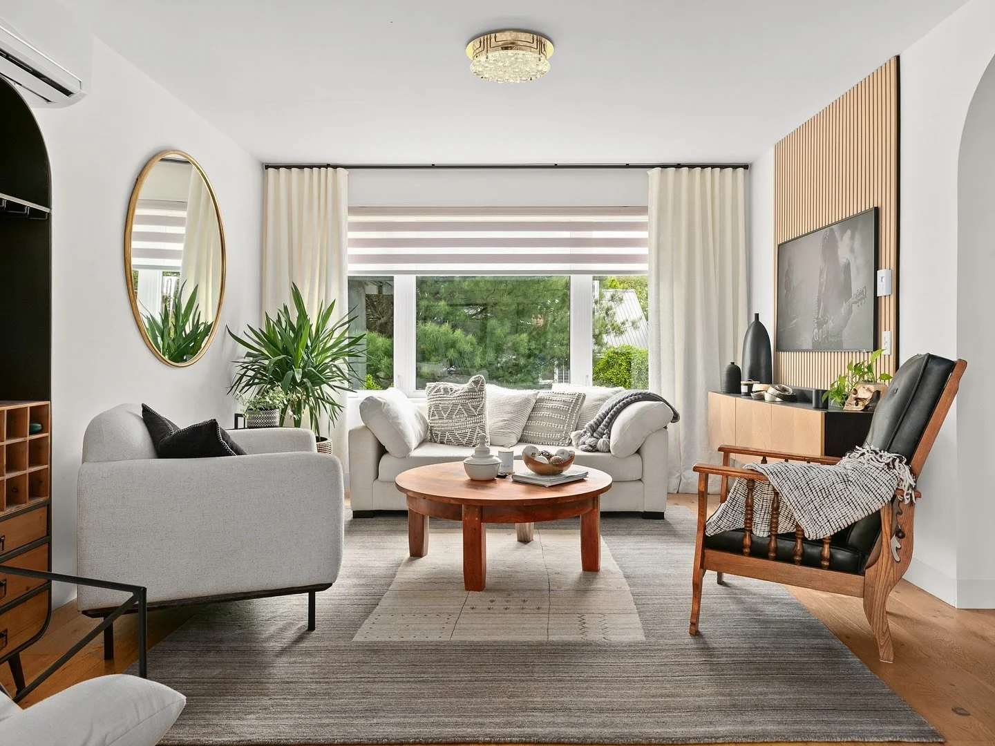 Whether it&rsquo;s a cozy weekend curled up by the fire, hosting friends for dinner with Bedford Basin views, or soaking in a quiet bath - 9 Lynwood Drive has you covered for every kind of weekend mood 😄

Happy weekend, #Halifax 

MLS&reg;202525363 