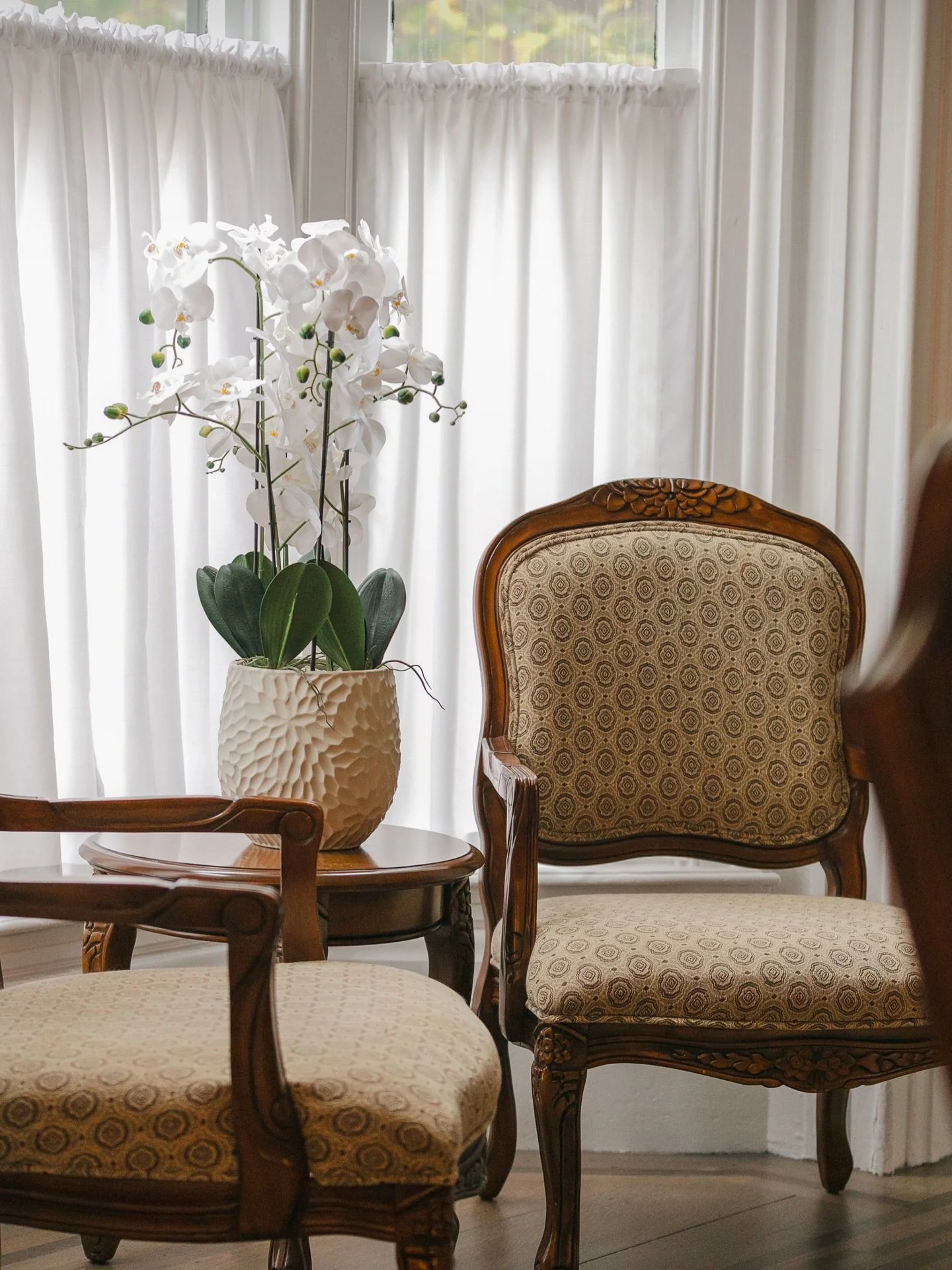 its all in the details 

From bespoke hardwood inlays and soaring 11&rsquo; ceilings to original French doors, crown mouldings, and light that pours through oversized windows, 202 Washington Street is a home where craftsmanship takes centre stage. Bu