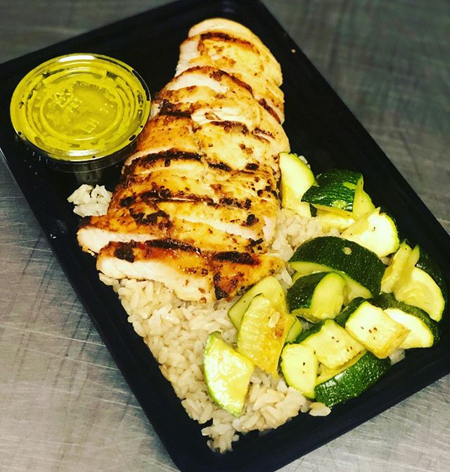 Grilled Chicken w/Chimichurri brown rice and roasted zucchini 🤤💪🏽 don&rsquo;t let another week pass by get your orders in now and get your fresh prepared meals delivered to your doorstep today!💪🏽
#mrmuscles_mp #mealprep #mealplan #mealprep #meal