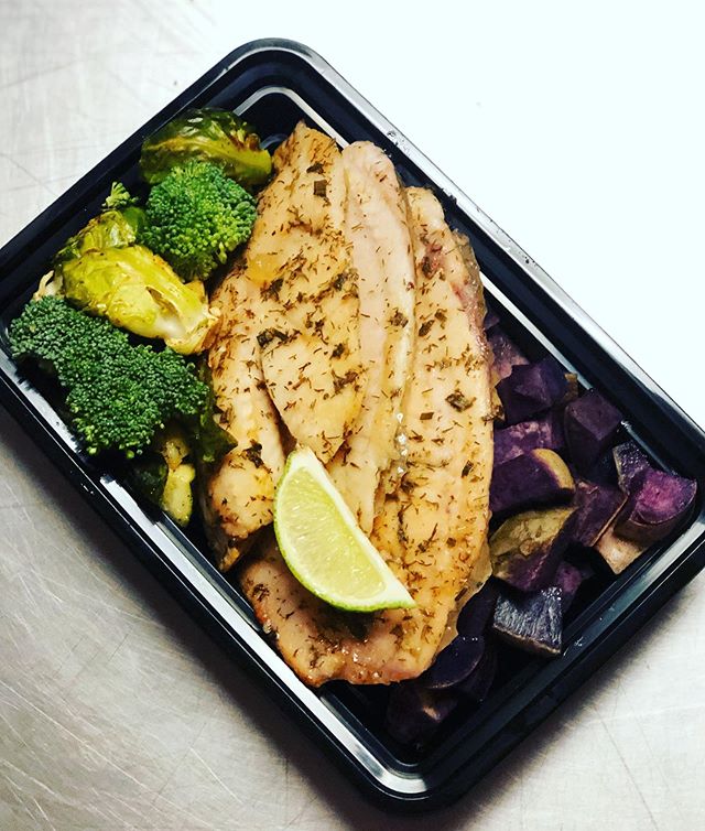 Lemon &amp; herbs tilapia w/ roasted purple yams🤤 a must try... don&rsquo;t let another week pass by get your meals now, let us handle the shopping, cooking and cleaning while you just relax and enjoy a fresh delicious meal.
#mrmuscles_mp #mealprep 