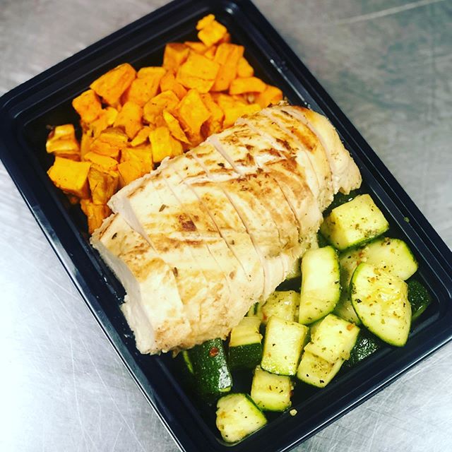 Lemon &amp; Thyme Chicken Breast 
Don&rsquo;t miss out on another week order your meals now on our website mrmusclesmealprep.com or Send us a DM!!! Summer bodies are made in the kitchen💪🏽
#mrmuscles_mp #mealprep #meal #mealprepping #mealpreponfleek