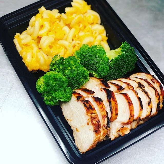 Bbq Chicken breast with Mac and cheese a must try... don&rsquo;t forget to put in your order for next weeks gainz link in bio or go to mrmusclesmealprep.com.......
#mrmuscles_mp #mealprep #mealplan #mealplanning #meal #mealprepping #healthyfood #heal