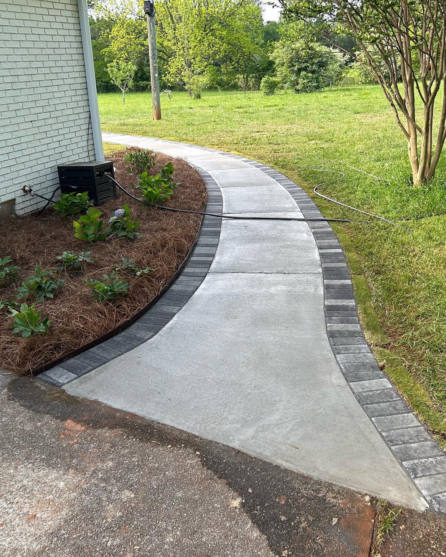 Super fun addition to this landscape, new design by @haleybrowningdesigns allows for ease of movement and complete new plant package really pops! 

#landscapedesign #hardscapes #pavers #concrete #belgard 

@haley.browning @ardjoshua