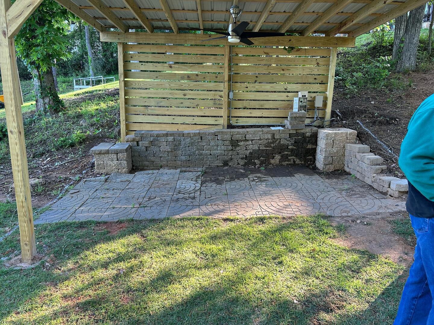 Before and after of this patio renovation.  Weston stone and Cambridge cobble did the trick! 
@haley.browning @haleybrowningdesigns @belgardoutdoorliving 

#belgard #pavers #hardscape