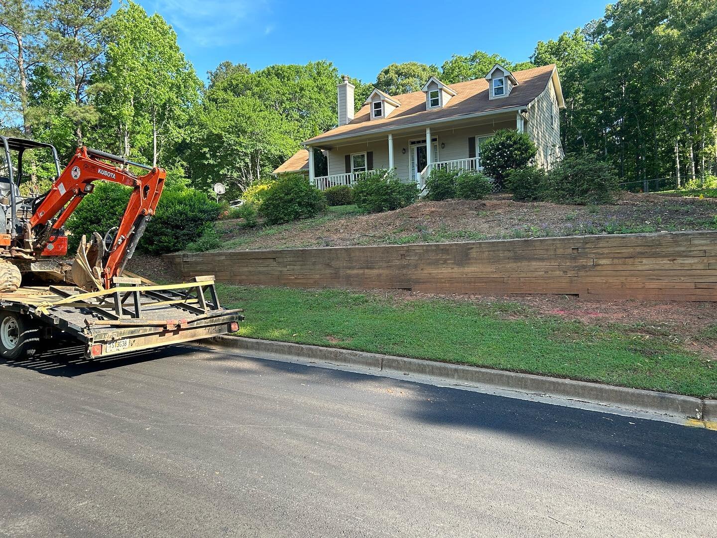 Before and after transformation 
@haley.browning 
@haleybrowningdesigns 

#belgard #hardscape #landscape #sod #retainingwall