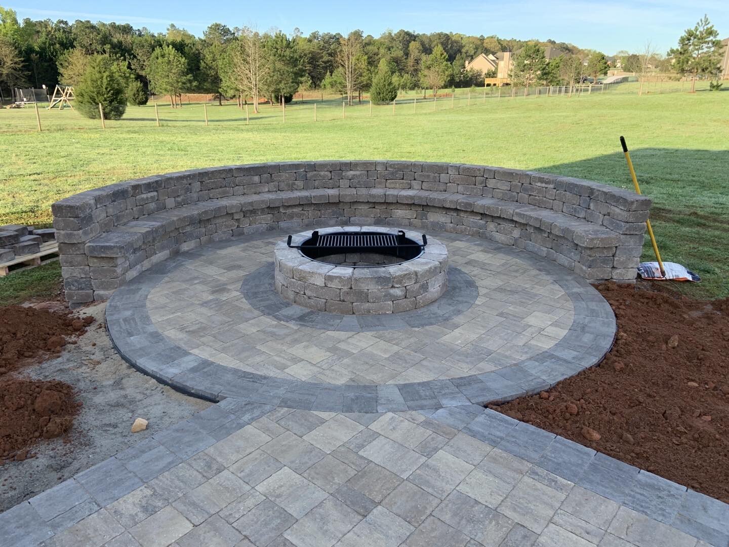 Contrast, texture and clean cuts! These clients are loving their patio 
#belgard #origins #lafitt #westonstone

@haley.browning