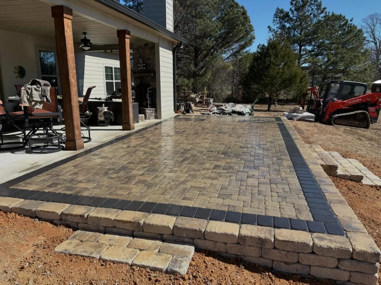 It&rsquo;s common to see new builds where there just isn&rsquo;t enough outdoor living space.
&bull;
This client really enhanced their ability to enjoy their new views, entertain and dine.
&bull;
We used Belgard Weston stone for walls and steps and B
