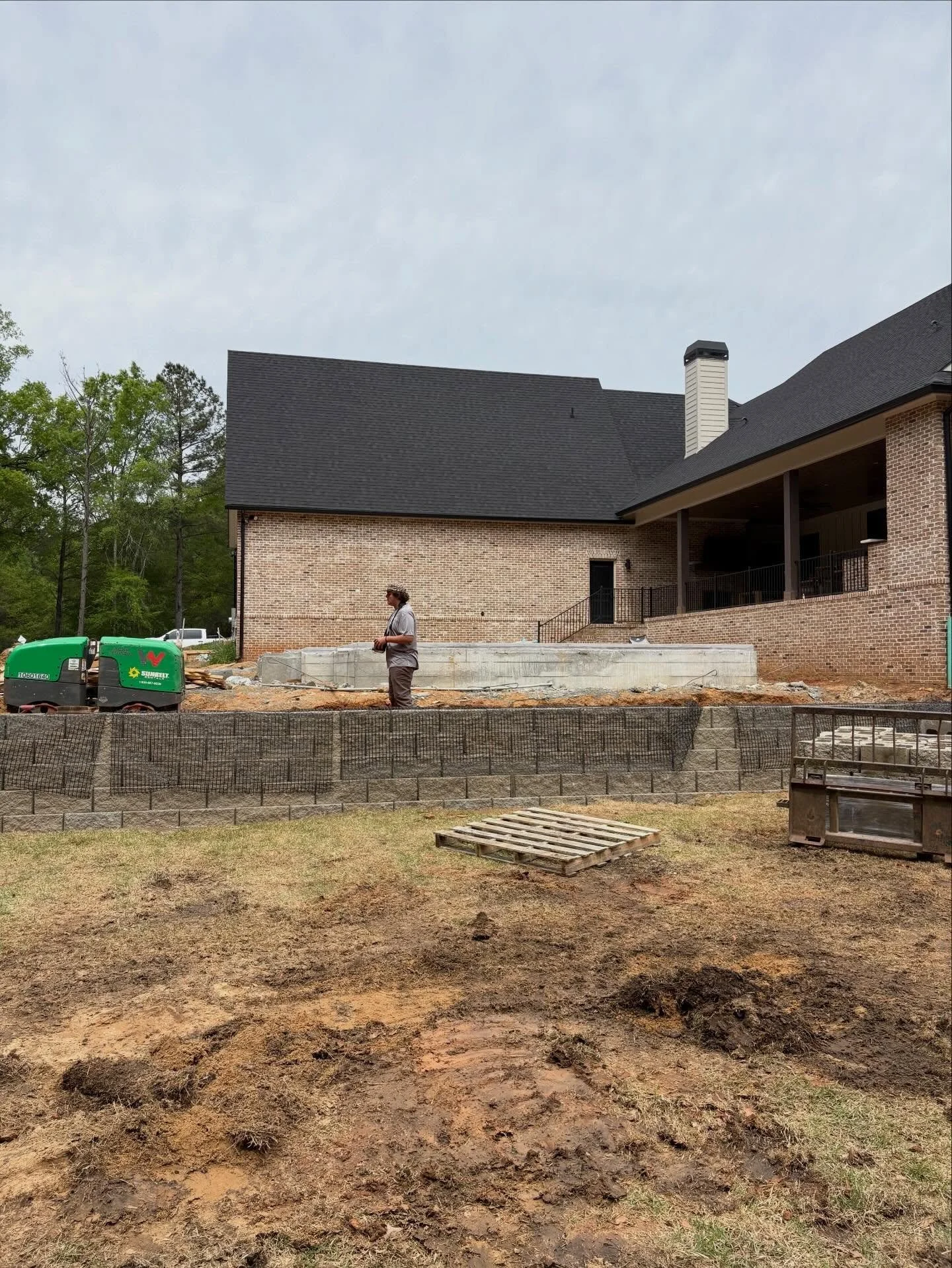 Progress on this pool wall, 6&rsquo; of elevation change 12&rsquo; off  the edge of the pool.  Compaction is key here! Can&rsquo;t wait for the finished product. #belgard Diamond 9D for the win on these structural walls. 

@haley.browning @elizabethb