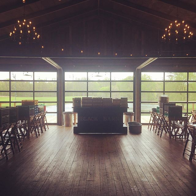 Looks like a party is about to happen. 🎉 Gorgeous venue @blackbarnvineyardandwinery + open bar with fabulous signature cocktails = epic wedding. 🥂❤️#glasshousecatering #annarbormichigan #jacksonmichigan #weddingcatering #openbar #somanyglasses #evansstreetstation