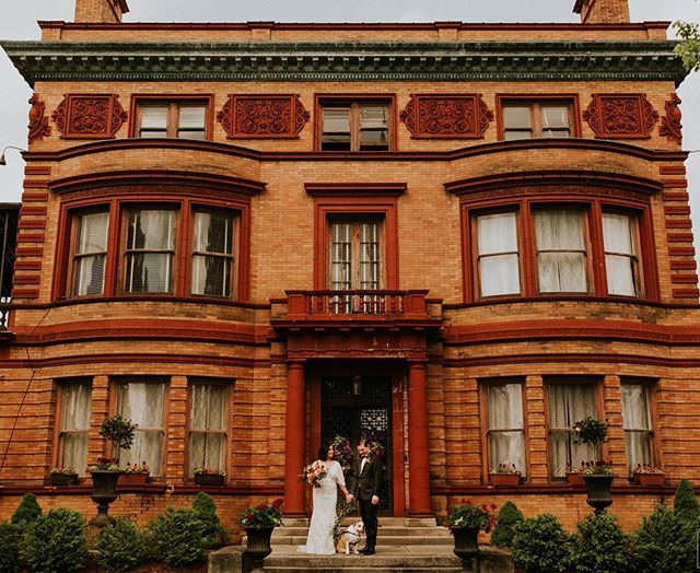 It’s Christmas in July! 🎁
Professional photos are rolling in and we get to relive the excitement all over again. All the feels. 💕
How about those chocolate covered strawberries? 🍓
#desserts
#toledoisforlovers
#artfullyadored
#wedding #caterers