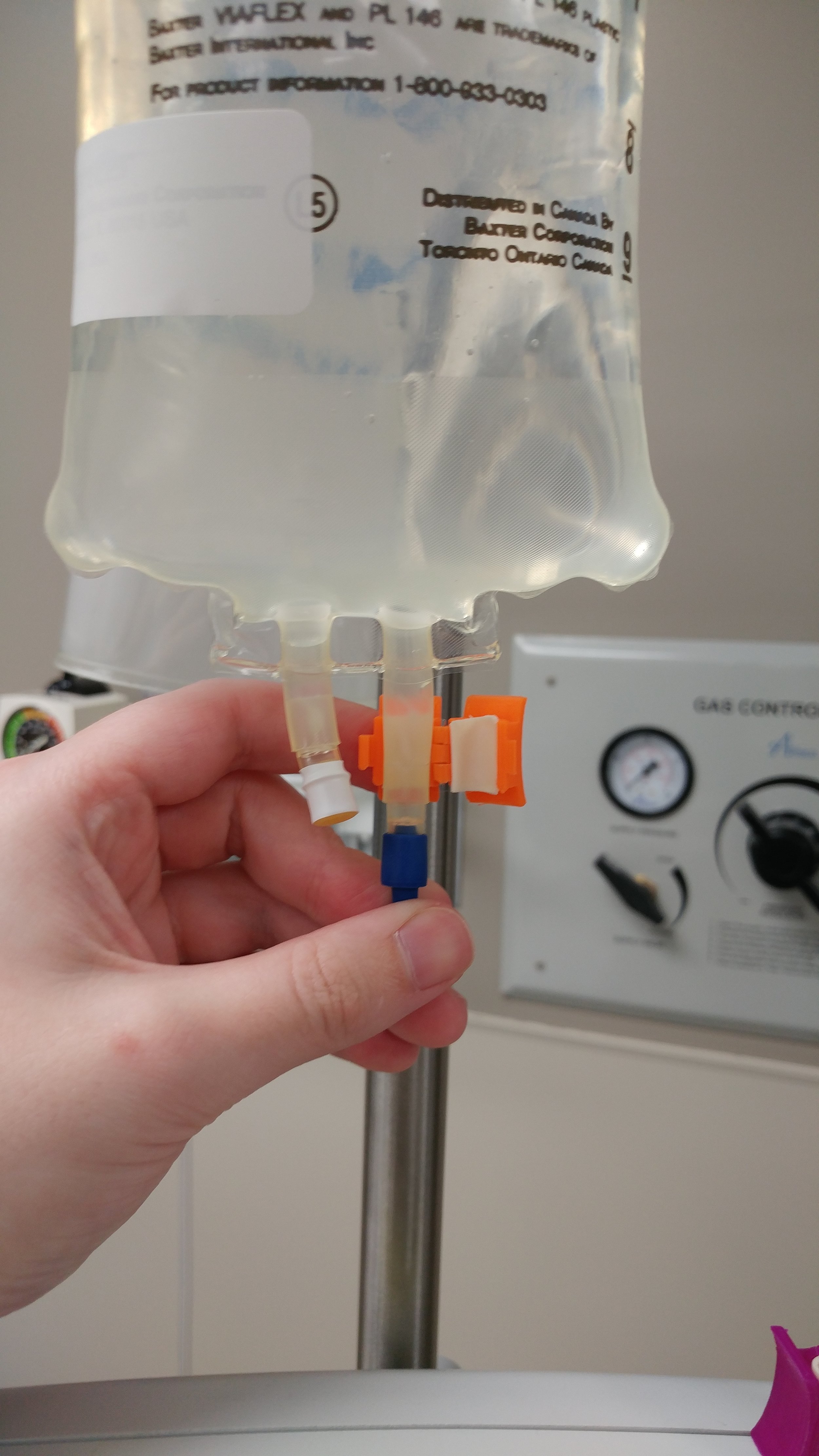 Easily applied, just above the ports, the Spike Assist can be clamped above both the injection port and the IV tubing port.