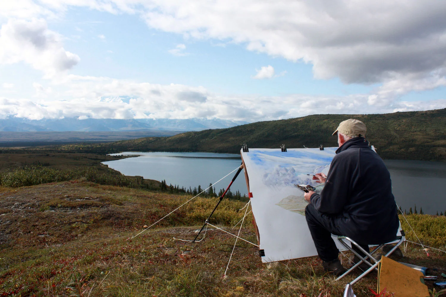 Tony Foster painting in Denali National Park, Alaska, August, 2014. Photo by Becky Williamson. Courtesy Foster Art & Wilderness Foundation. (Painting is Denali and Wonder Lake Looking South from Ansel Adams Point , 2014. Inventory #2007.1.6)