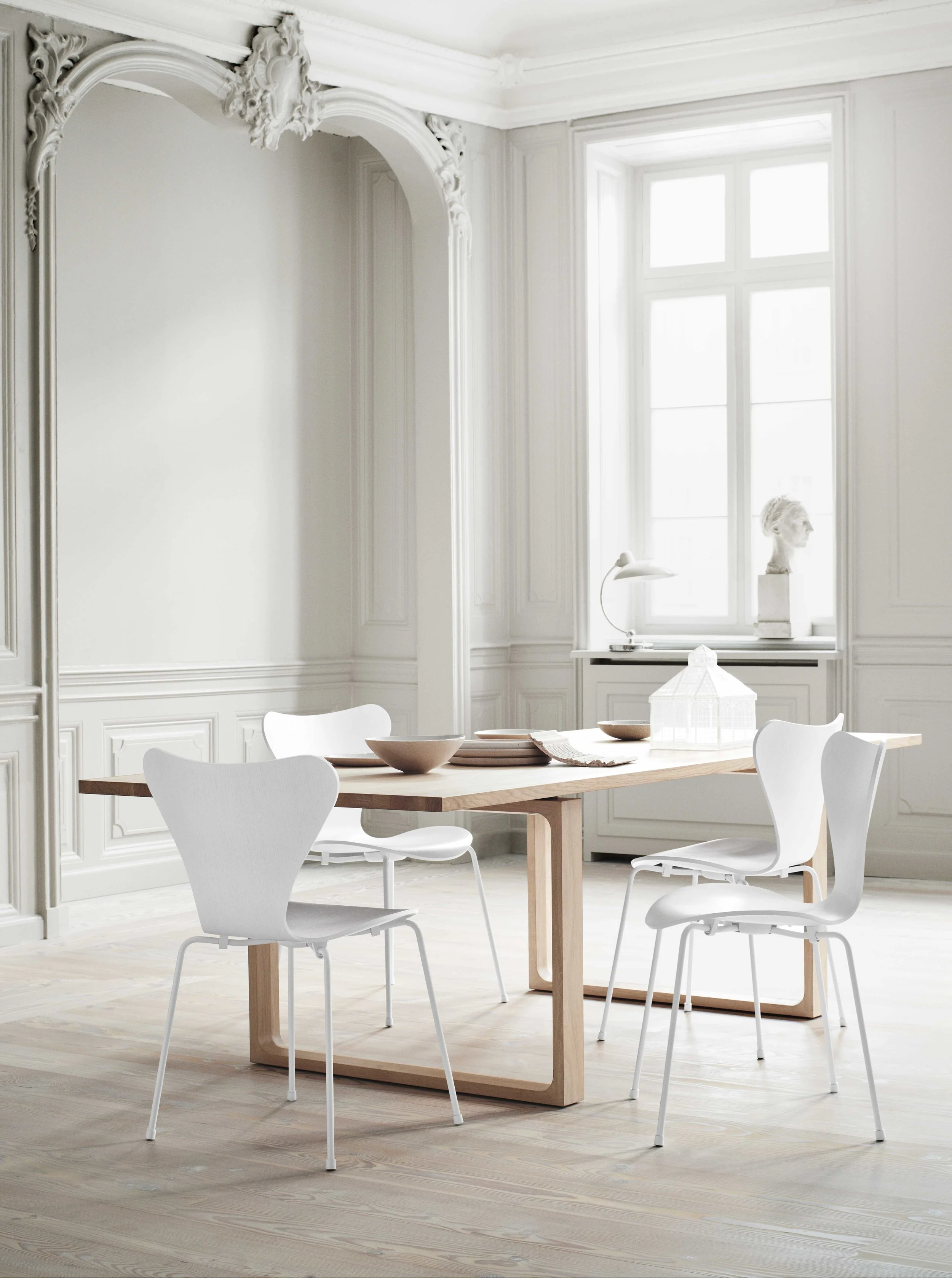 Det fins ikke finere design enn klassiske godbiter, gjør det vel? Vi nyter synet av 7èren signert Arne Jacobsen for Fritz Hansen. Du får stolene hos vår lokale partner på Hop, Berle Møbler & Interiør.