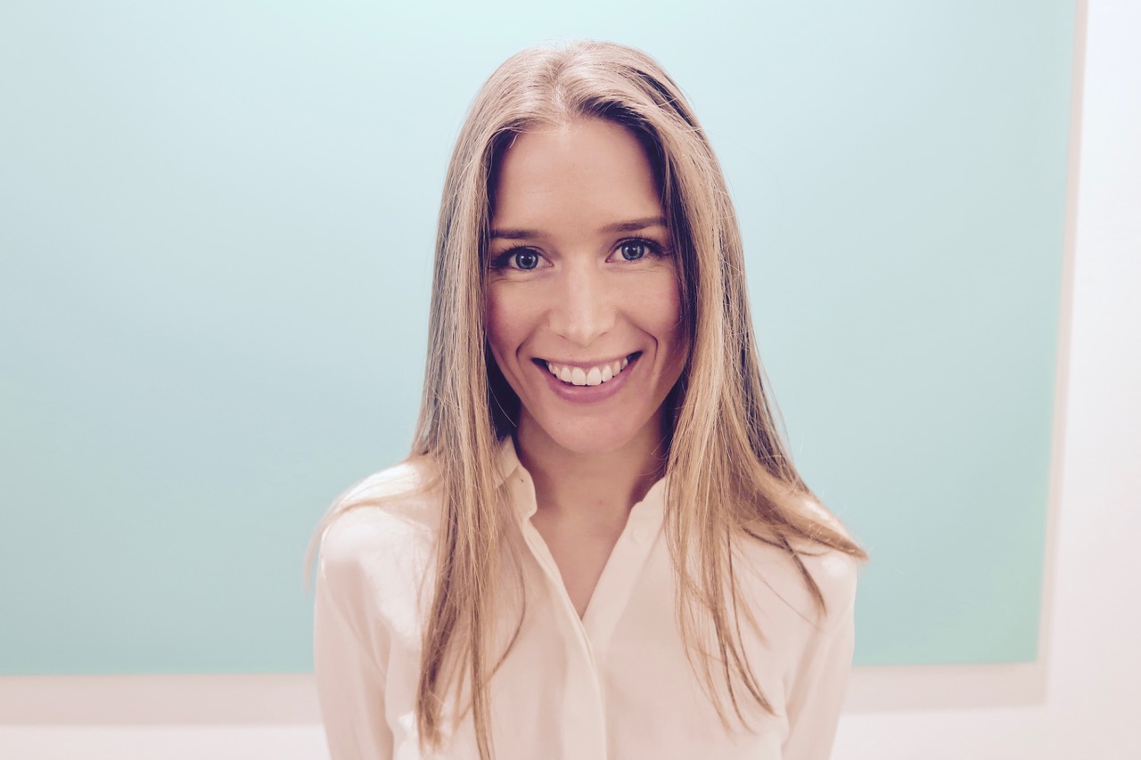 Silje fra Kunzt popper opp på årets Interiør & designmesse i Grieghallen 21.-23. september for å være tett på årets kunstutstillinger. Silje dokumenterer kunst på en lettforståelig måte, noe som matcher messefilosofien om å øke tilgangen på kunst til folket. Messens klare visjoner om å skape større rom for spennende møter mellom nysgjerrige kunstinteresserte og selve kunsten er også sammenfallende med det våre kunstkuratorer, Kenneth G Wikdahl og Daniela Ramos Arias, har som hovedmål. De ser begge frem til å synliggjøre to solide kunstsoner på en messearena med tusenvis av besøkende. 