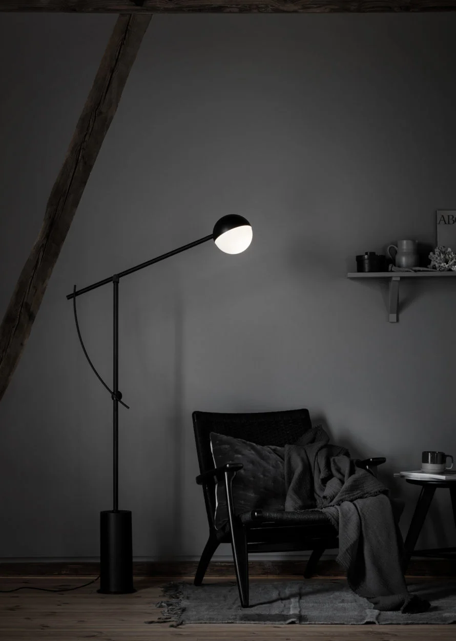 Gulvlampen Balancer er som et smykke i rommet. Fra Berle Møbler & Interiør og Nordisk Rom