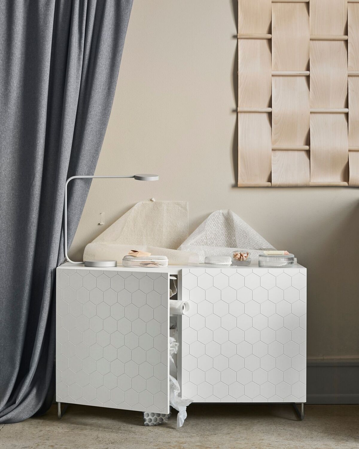 På messen vil IKEA ha med seg sine beste designere og aktivt invitere til spennende tolkninger sammen med publikum. Hvordan kan du la IKEA hjelpe deg til å la livet ditt innrede din stue og ditt hjem slik at du kan skape deg en sfære på din måte?