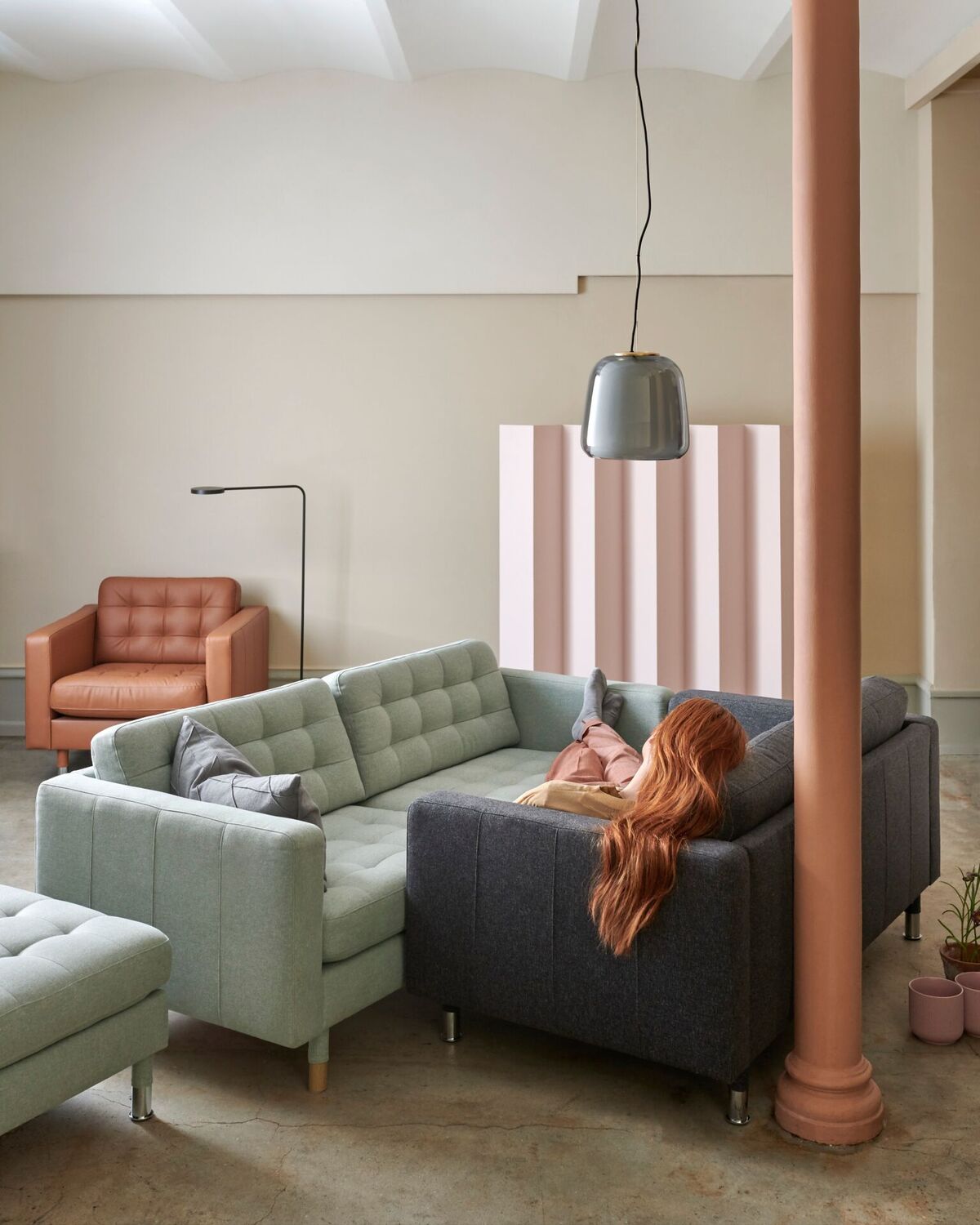 Det ble nylig klart at IKEA Åsane, som er en viktig utstiller på messen sammen med IKEA sentralt, bidrar med møbelgevinster til en verdi av 100.000 kroner. Messeleder Trude Vaaga er svært takknemlig for alle bidrag som utstillerne skilter med og understreker at visjonen nettopp er å lage en messe som er ekte, jordnær og levedyktig. Da må vi ut av den kommersielle boksen og tenke raust og inkluderende. Dette kommer til å engasjere både utstillere, publikum og oss som arrangør på en unik måte, understreker hun. 