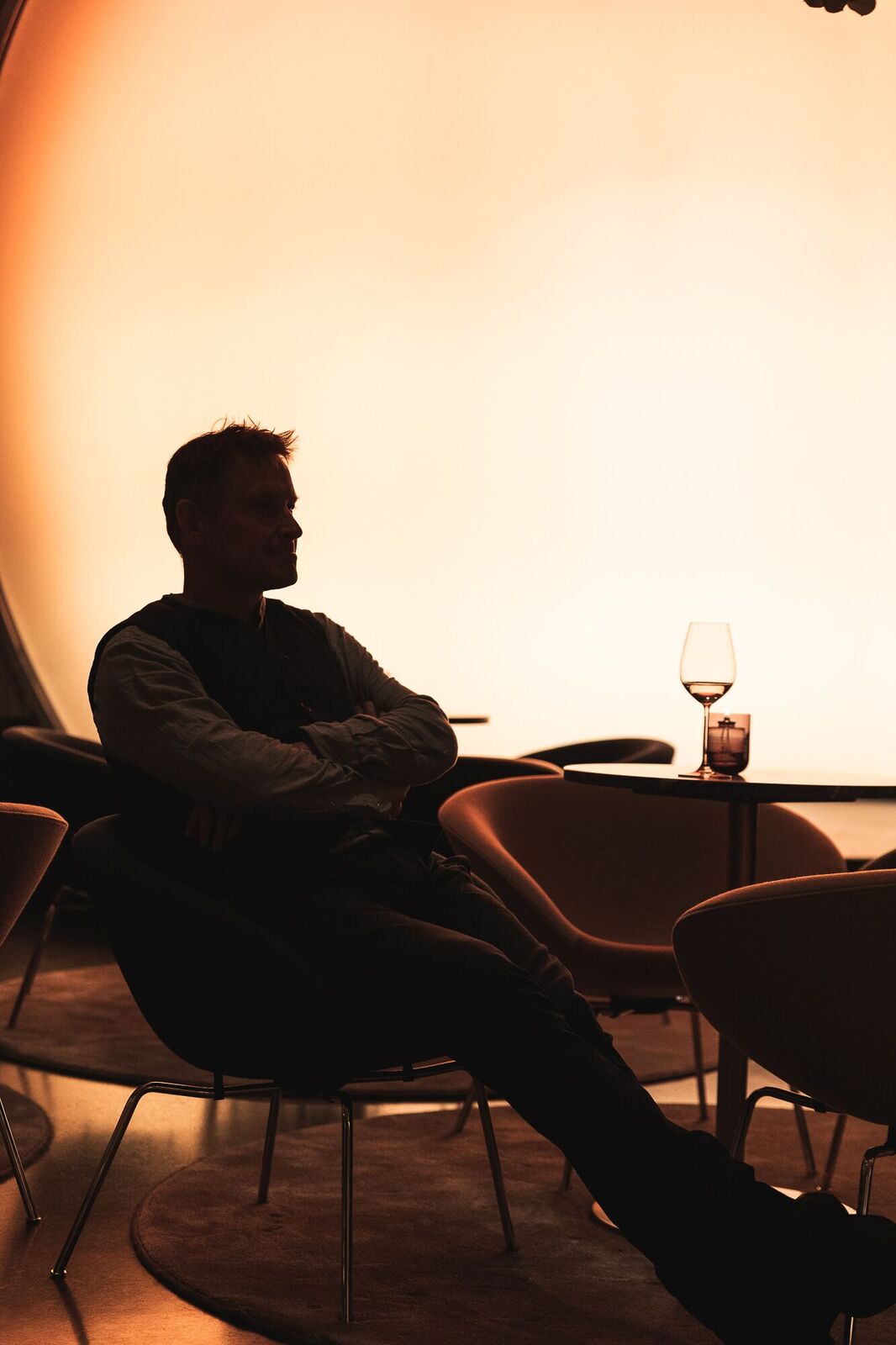 Claus Meyer avbildet på Hotel Norge By Scandic: Grunnleggeren av det moderne nordiske kjøkkenet Foto: Dag Randen Claus Meyer er en av verdens fremste restaurantører og han har for alvor satt nordisk mat på kartet internasjonalt. I tillegg til Noma er han mannen bak bl a Great Northern Food Hall (NYC), Bolivias beste restaurant Gustu, og Michelin-stjernerestaurantene Studio (CPH) og Agern (NYC).