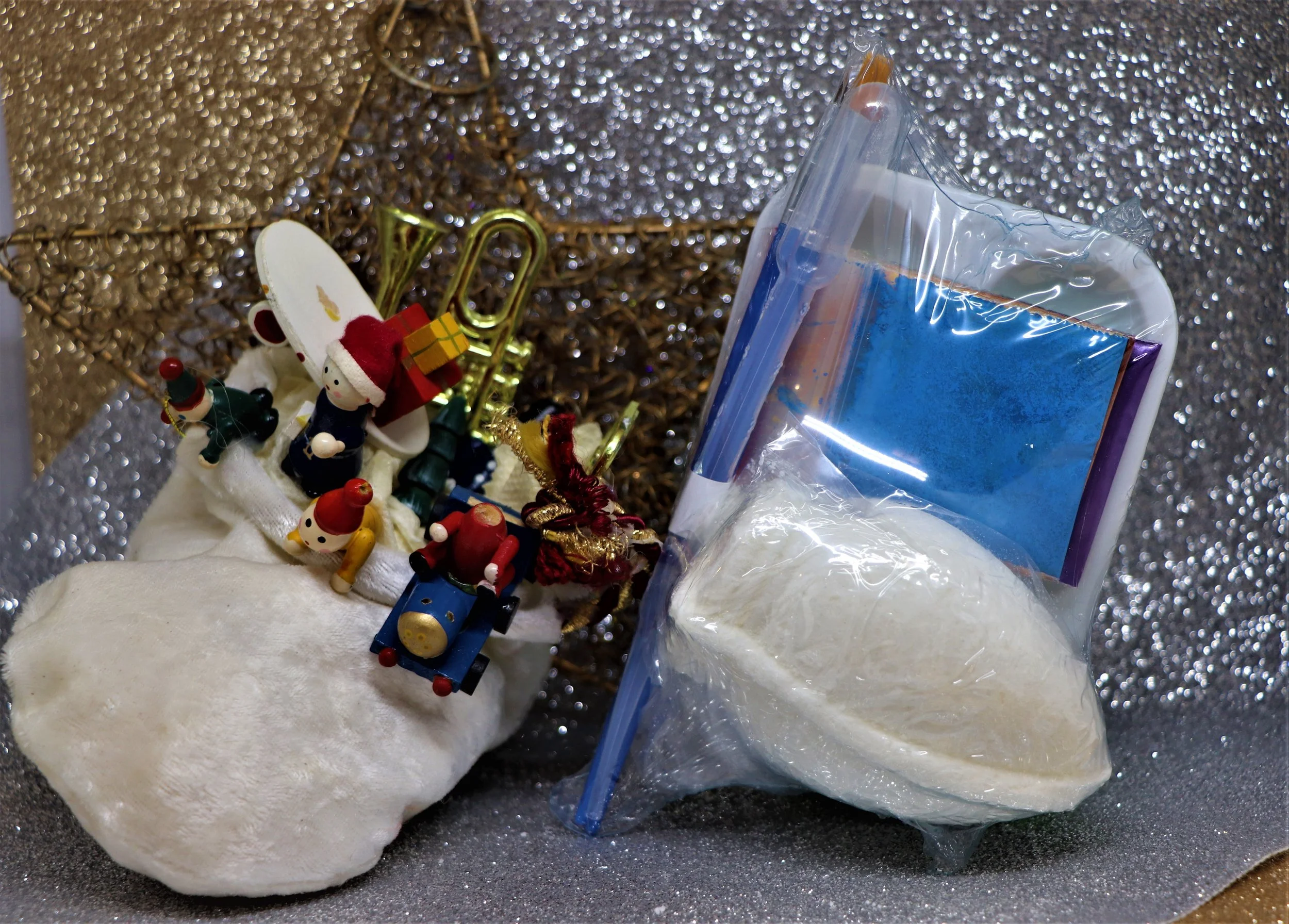 Paint Your Own Bath Bomb Kit (Christmas Bulb)