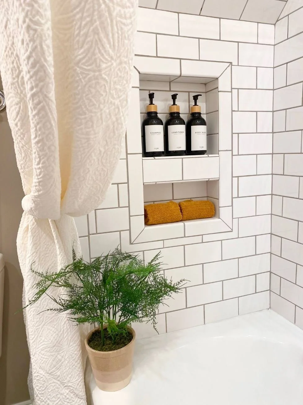 Upstairs Bath 4.JPG