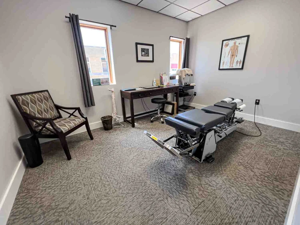 Treatment room with adjusting table