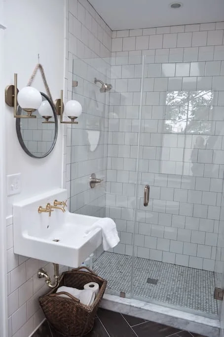 This is what bathroom dreams are made of. Am I right? Even the exposed plumbing is attractive to me.
