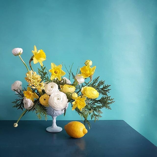 Happy Easter y'all! Sun's shining and gardening awaits!
.
P&auml;&auml;si&auml;ist&auml; ihanaista! Aurinkoa ja puutarhajuttuja koko p&auml;iv&auml;. Oi ett&auml;!
.
#hilmala #maastamaljakkoon #findingflowers #kukkakimppu #kukkaasetelma #kukkakurssi 