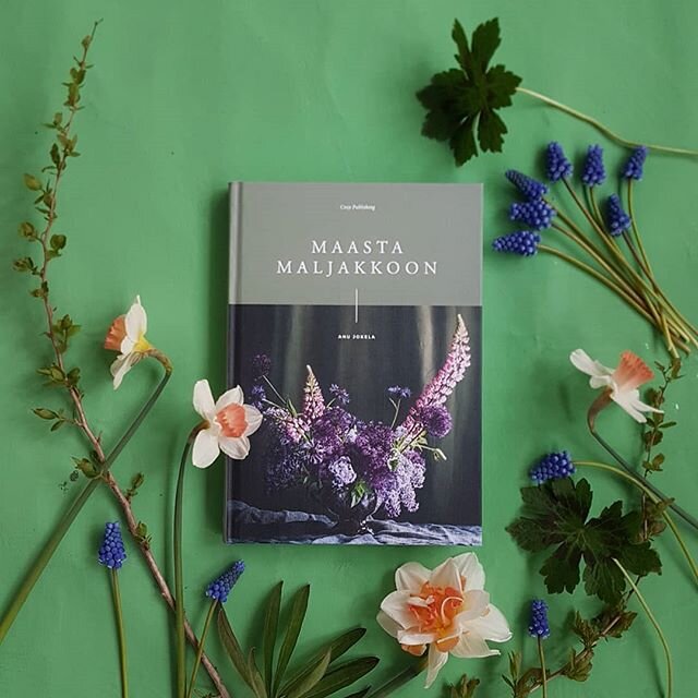 Finding Flowers for your nearest and dearest. Pick weeds and garden flowers and turn them into fab arrangements using a super easy technique. Flower love! Get a signed copy from Hilmala shop, link in profile.
.
Maasta maljakkoon rakkaalle lahjaksi. V