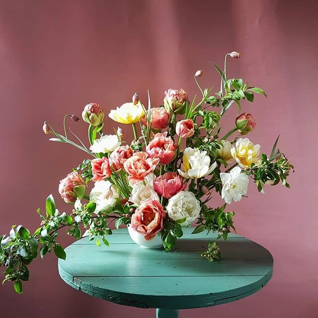 Finding Flowers. Pick weeds and garden flowers and turn them into fab arrangements using a super easy technique. Flower love! Get a signed copy from Hilmala shop, link in profile.
.
Maasta maljakkoon. Vinkkil&ouml;iset rikkaruohojen ja puutarhakukkie