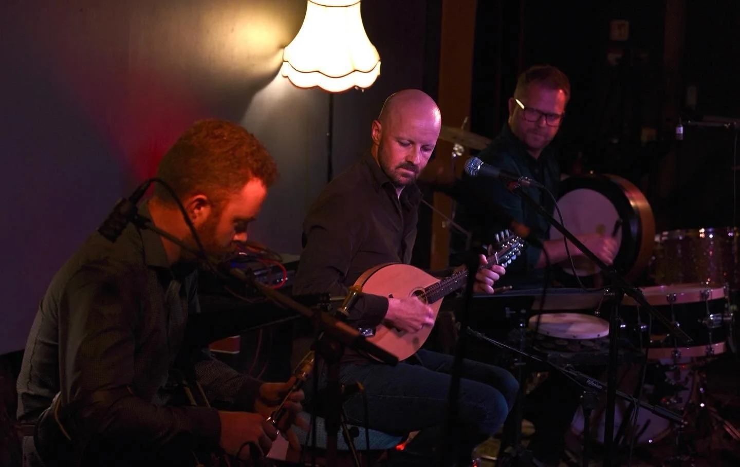 With @markredmondmusic and @andyr78 at the Bello Bar, Dublin, 4/10/23

📸 @fallen_apple_tree 

@musicasturiana 
@celtasur 
@airesceltas_