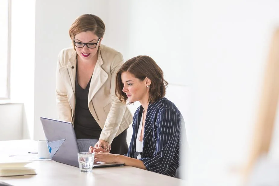 business-women-working_925x.jpg