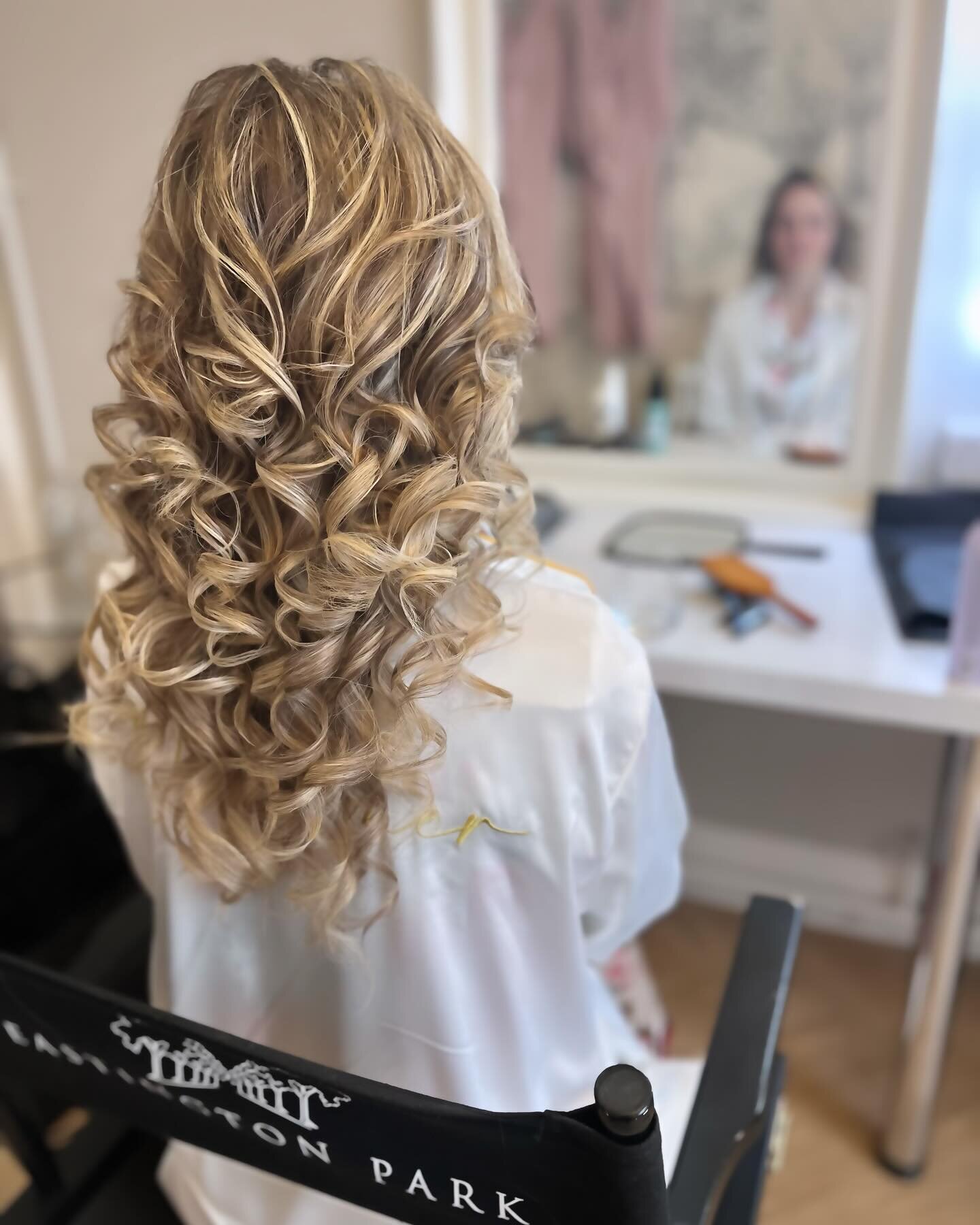 I&rsquo;m not always a huge fan of &lsquo;Before &amp; After&rsquo; hair and make up photos but at yesterday&rsquo;s wedding @eastingtonpark this bridesmaid suggested I did it and I&rsquo;m so glad I did!!

With naturally curly hair that has a tenden