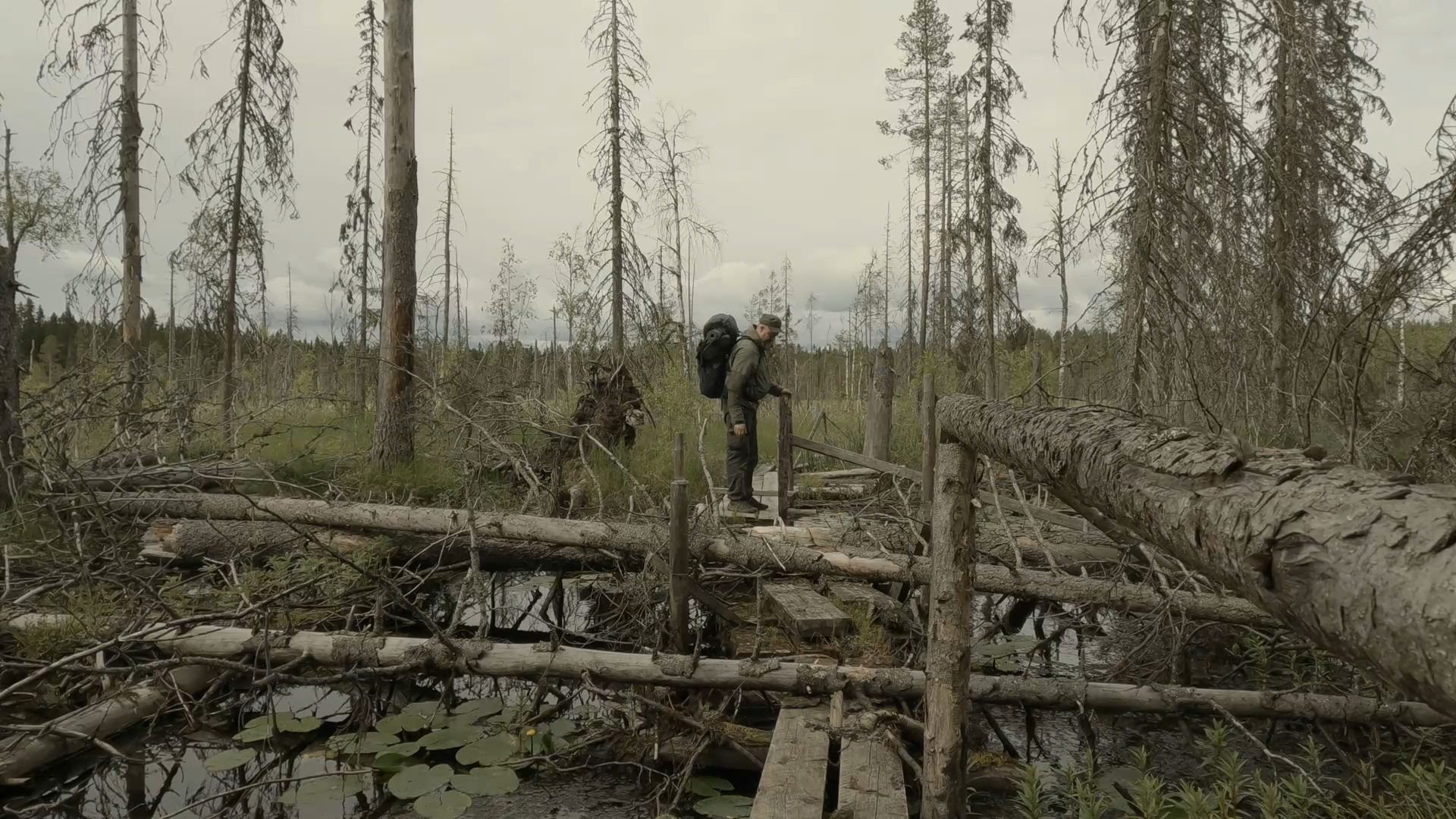 Markus Partanen kävelee itärajan pinnassa.