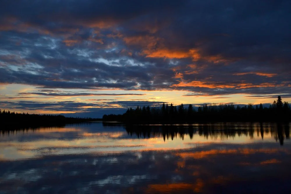 Kitinen. Keskiyön jokimaisemaa leirintäalueelta.