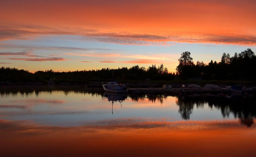 Saarennokan laavun ympäristö ei sinänsä ollut kuvauksellinen, mutta auringonlaskun värit olivat pitkästä aikaa upeat.