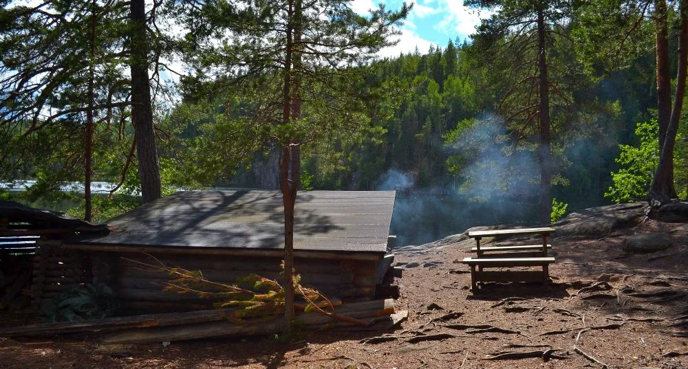 Vuori-Kalajan laavu oli kauniilla paikalla korpilammen äärellä.