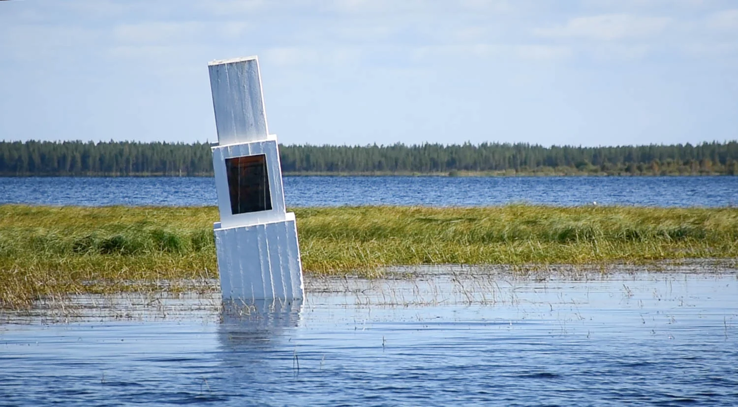 Muistolaatta Lokan tekoaltaassa.