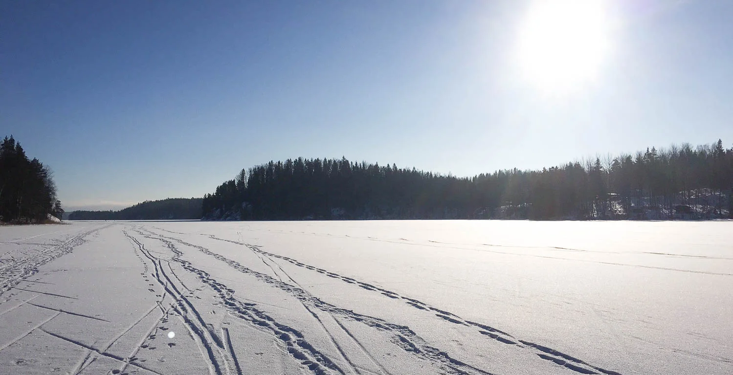 Suksilla ja jaloin jään päällä.
