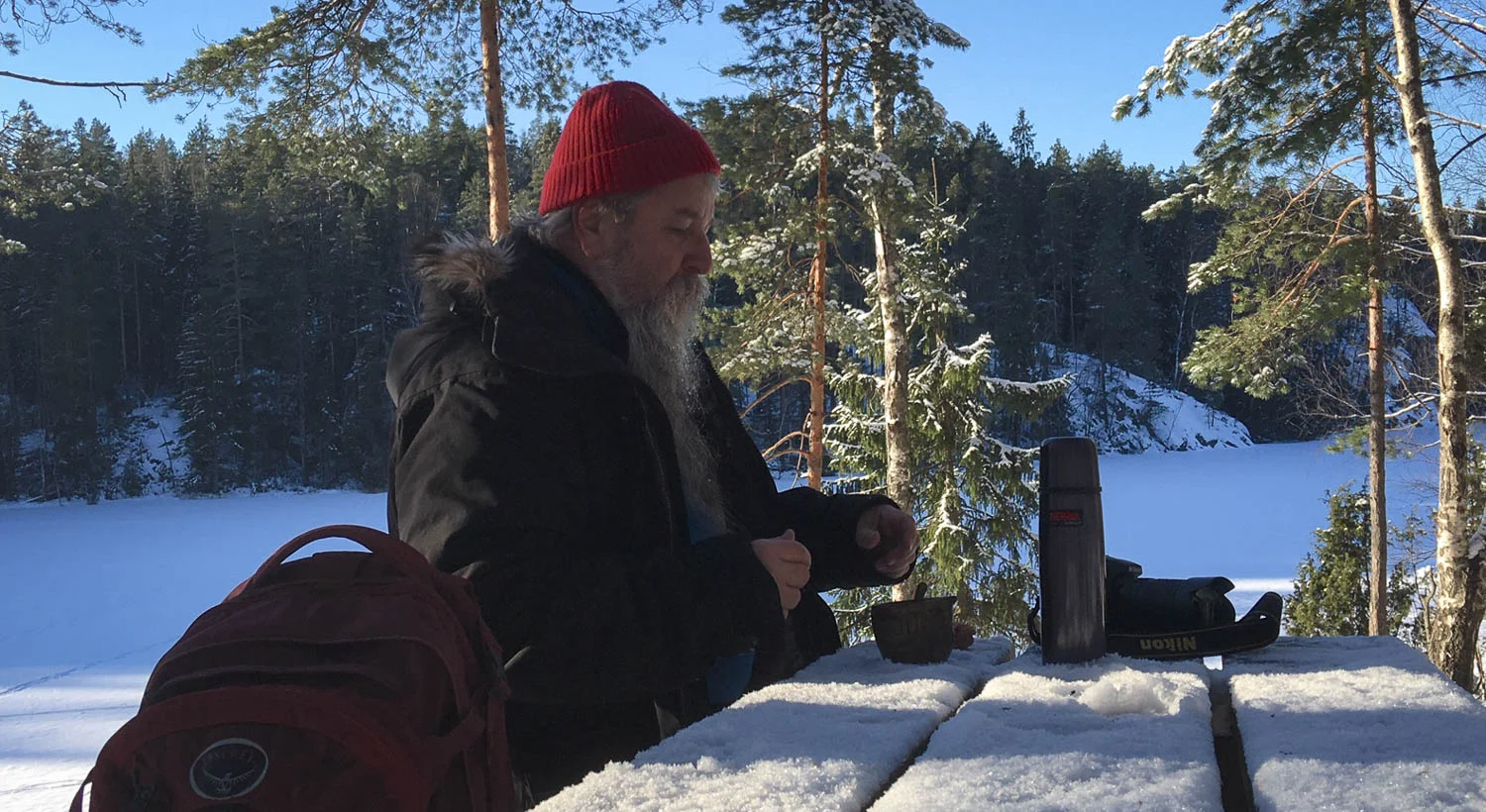 Olli syö eväitään.