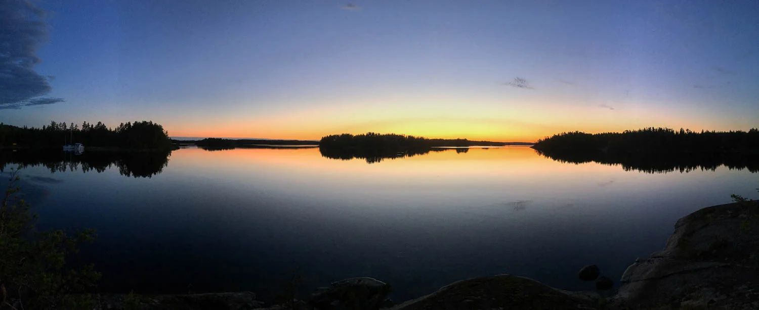 Kesäyönä näki vielä ilman nuotiotakin.