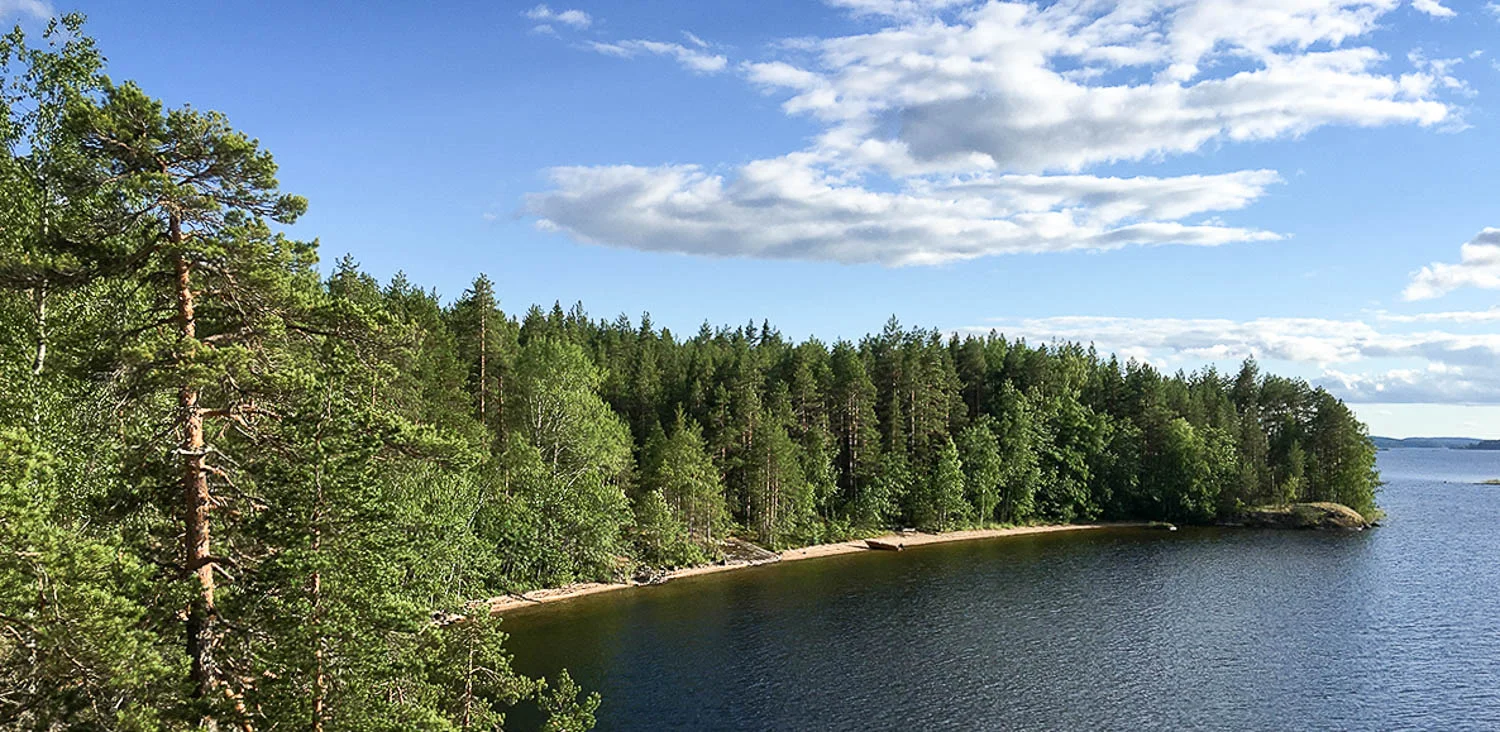 Saimaan järvimaisemaa kesäisenä päivänä.