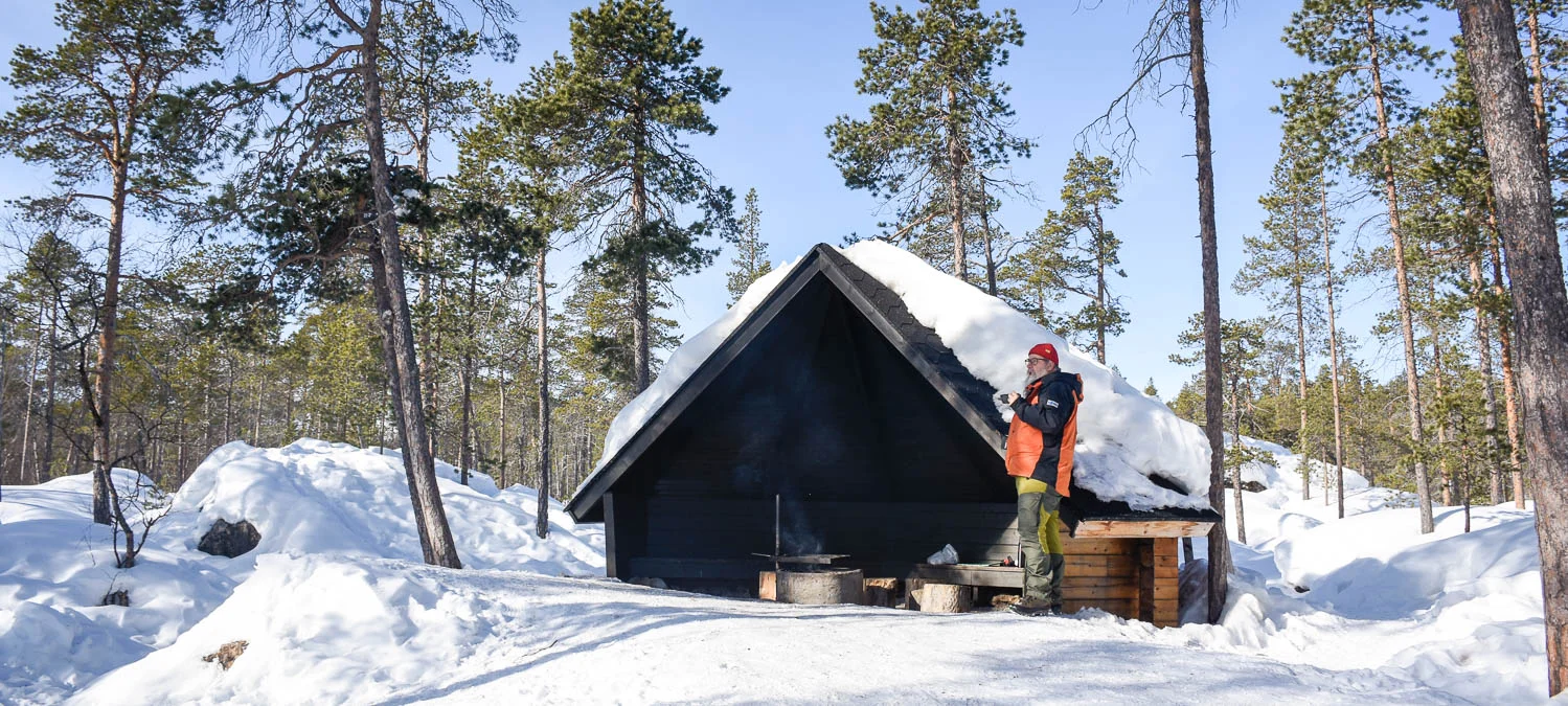 Kauniina kevätpäivänä on mukava laavuilla.