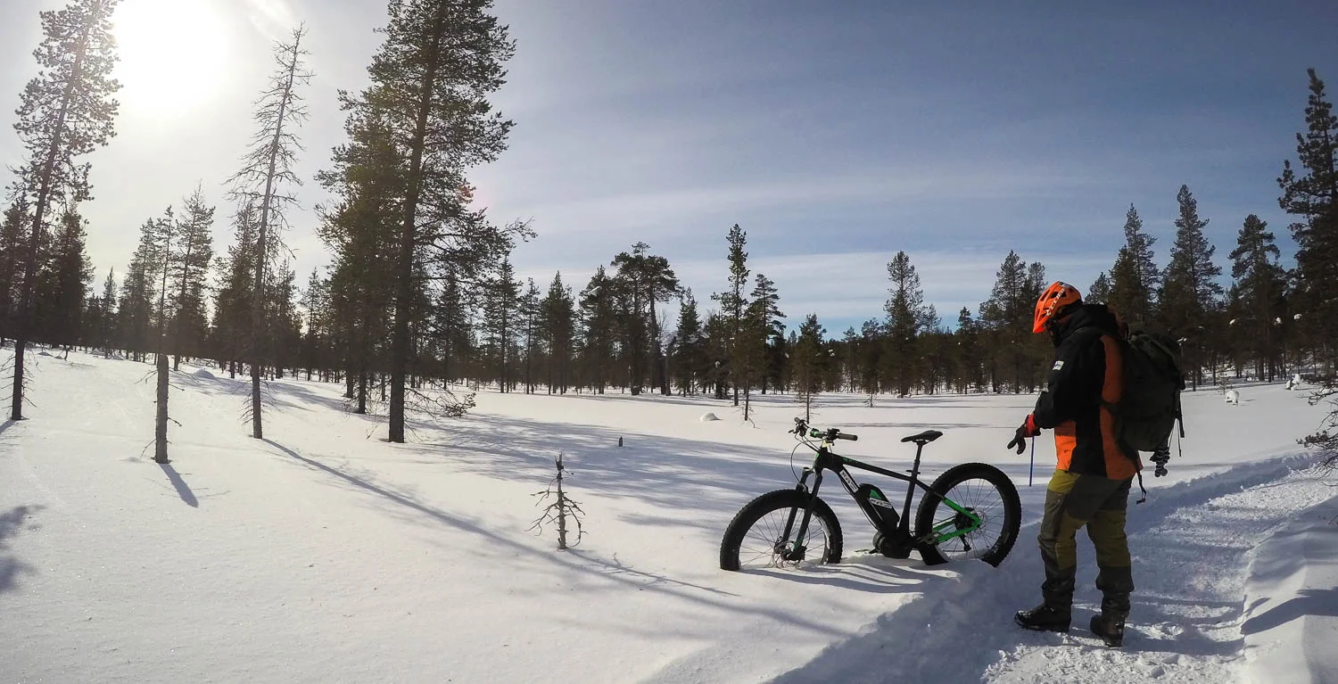 Talvella pyörä ei tarvitse jalkaa, senkun nostaa lumihankeen.