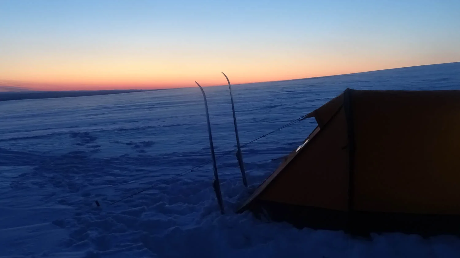 Auringonlasku leiripaikalla hiihtopäivän päätteeksi.