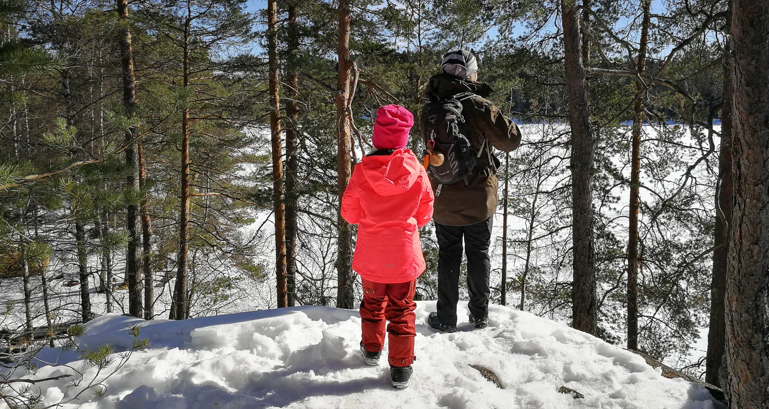 Näköalapaikka lumiselle Ritajärvelle.