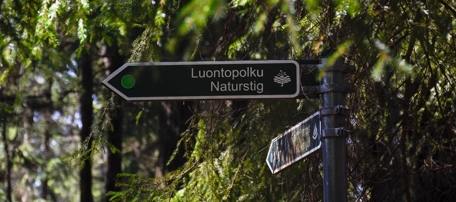 Opasteet ohjaavat luontopolulle.
