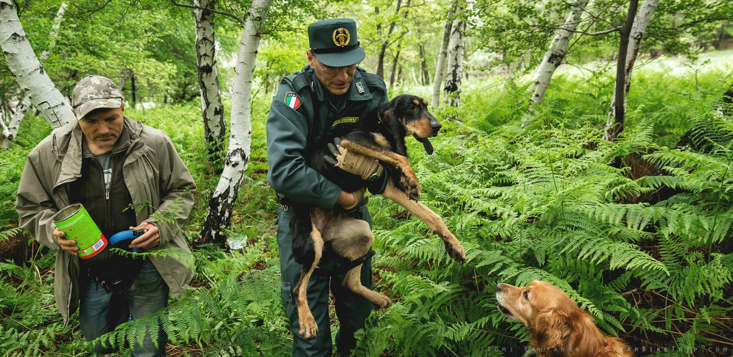 Franco ja koiratarhan työntekijä hassussa univormussaan.